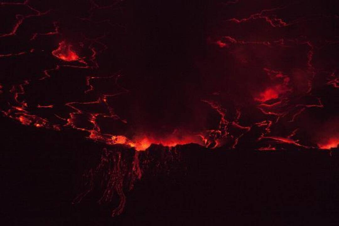 Nyiragonge naktį spindi lavos ežeras 