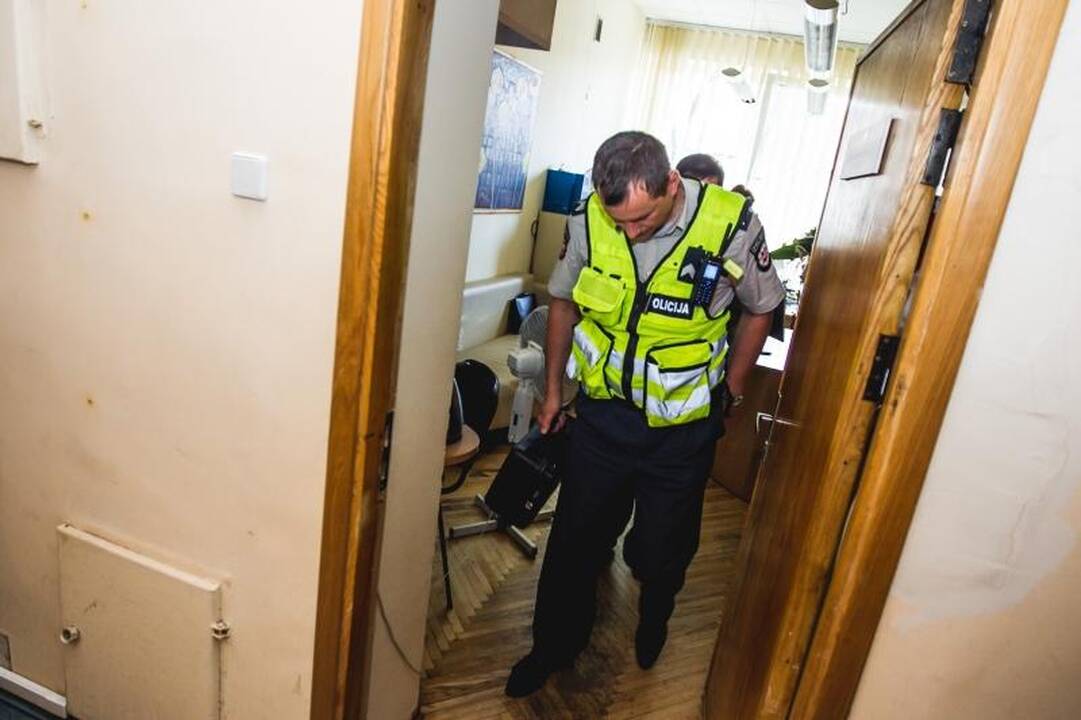 Skandalas savivaldybėje: Kontrolieriaus tarnyboje buvo girtaujama?