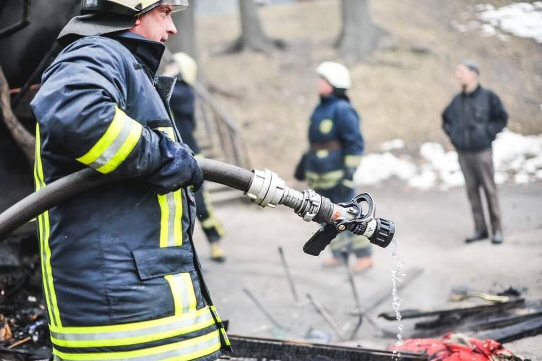 Parodos gatvėje kilusį gaisrą gesino trys autocisternos