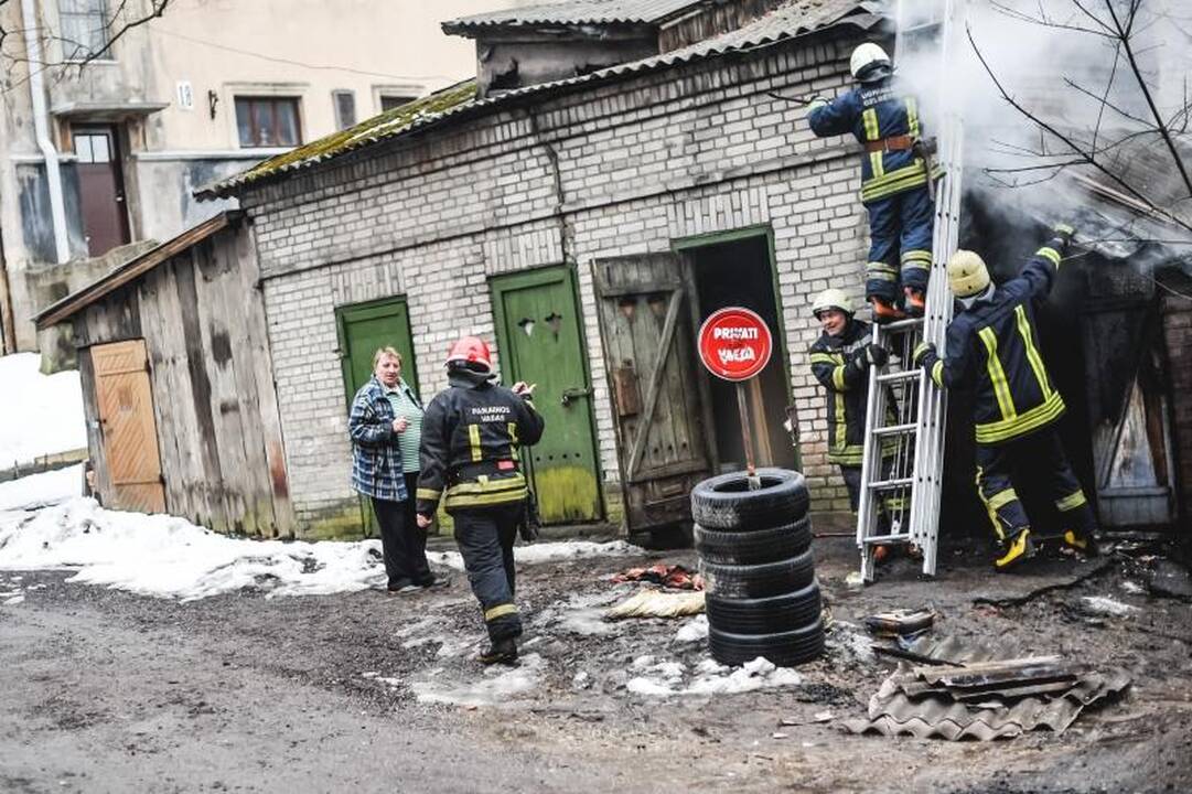 Parodos gatvėje kilusį gaisrą gesino trys autocisternos