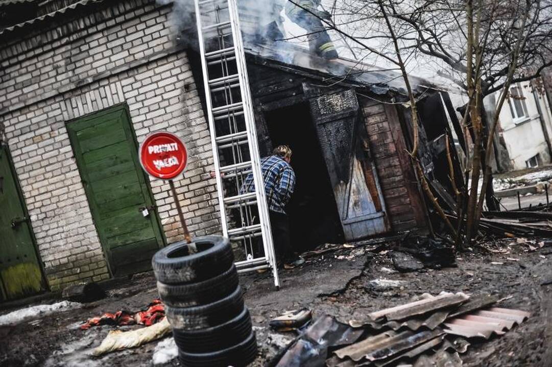 Parodos gatvėje kilusį gaisrą gesino trys autocisternos