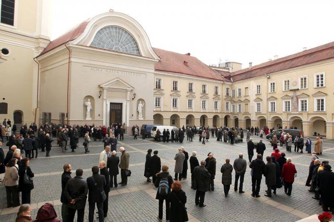 Į amžino poilsio vietą išlydėtas profesorius J.Kubilius