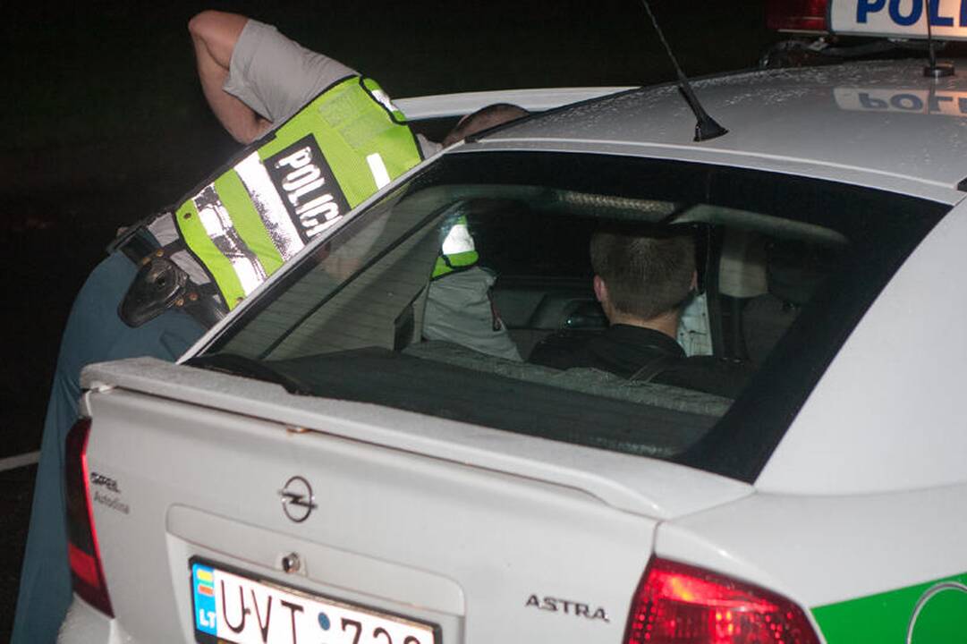 Girti kelių „ereliai“ Vilniuje daužė šviesoforus