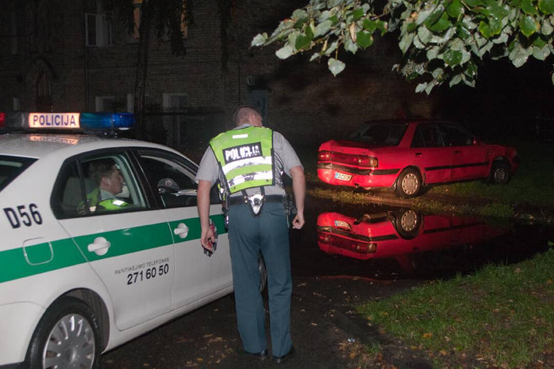 Girti kelių „ereliai“ Vilniuje daužė šviesoforus