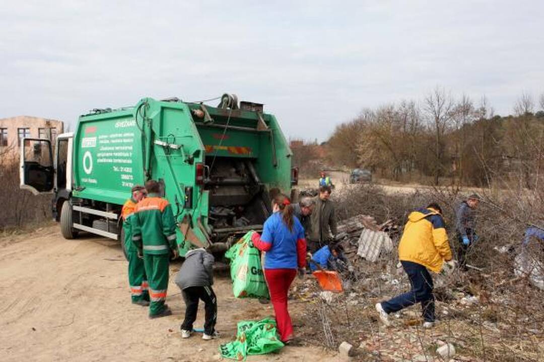 Tarp šiukšlių – vestuvių nuotraukų albumas