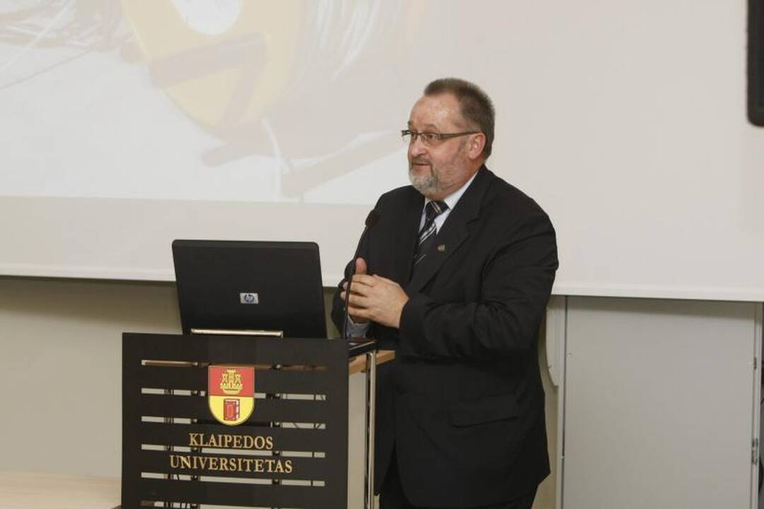 Knyga, kurioje į jūrą žvelgiama ne iš paplūdimio