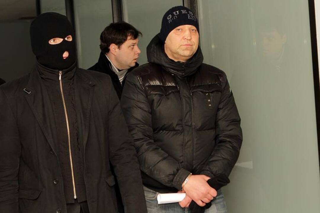 Dėl sukčiavimo sulaikyti policijos pareigūnai savo kaltę neigia