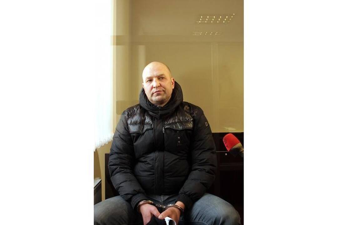Dėl sukčiavimo sulaikyti policijos pareigūnai savo kaltę neigia