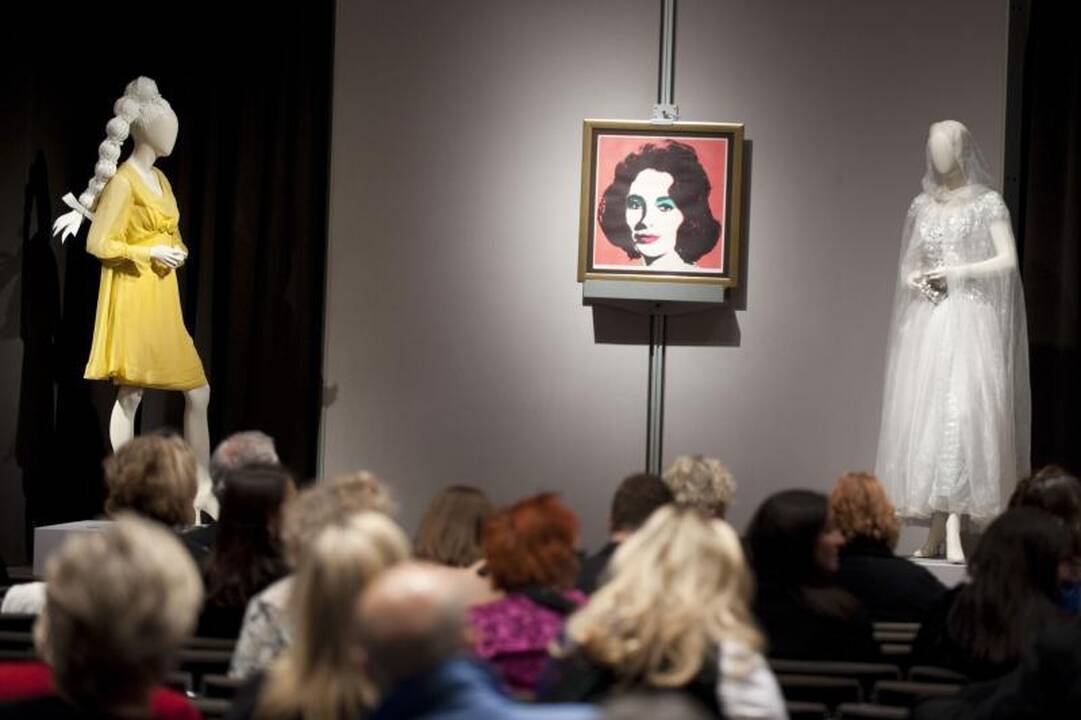 E.Taylor suknelių ir papuošalų aukcione siautė pirkimo karštligė