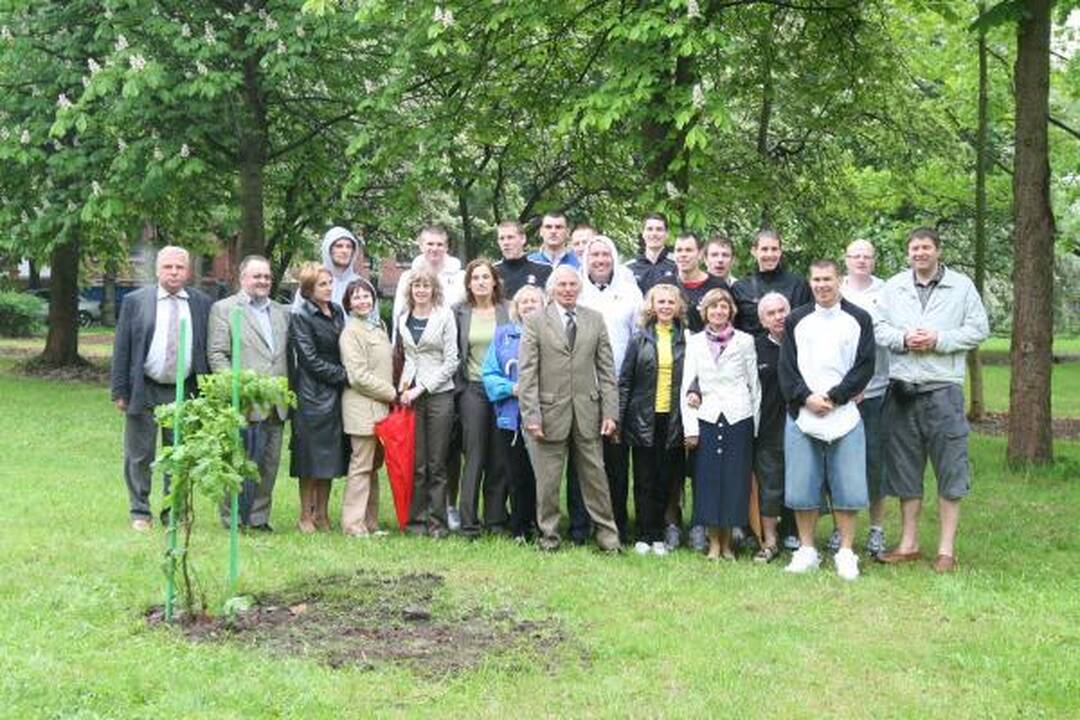 „Lietuvos ryto“ pergales primins ąžuolų parkas