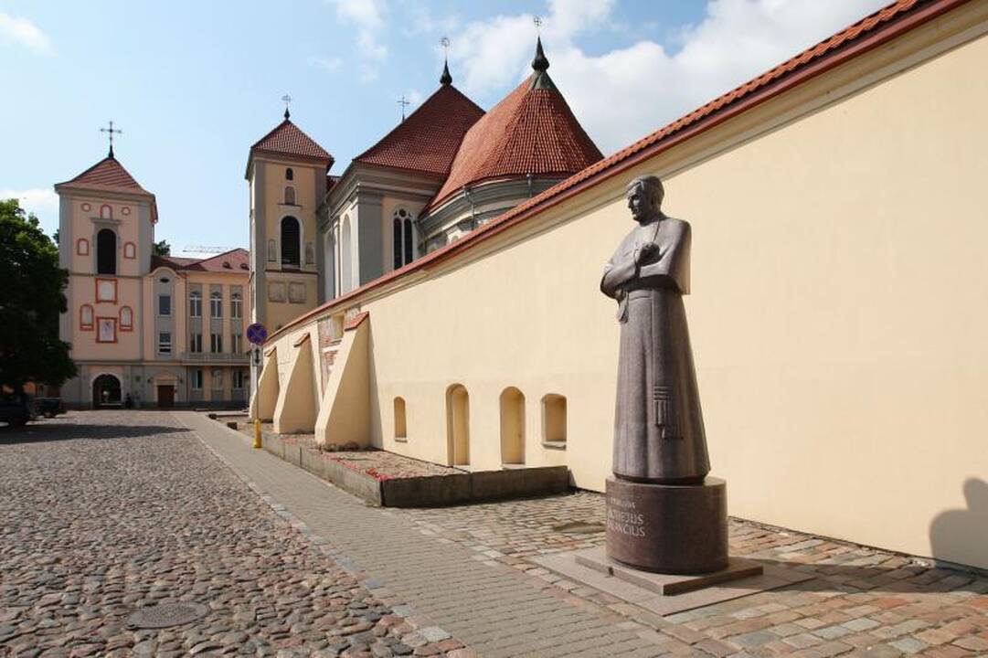 Vyskupo M.Valančiaus paminklo prieigų sutvarkymui – 50 tūkst. litų