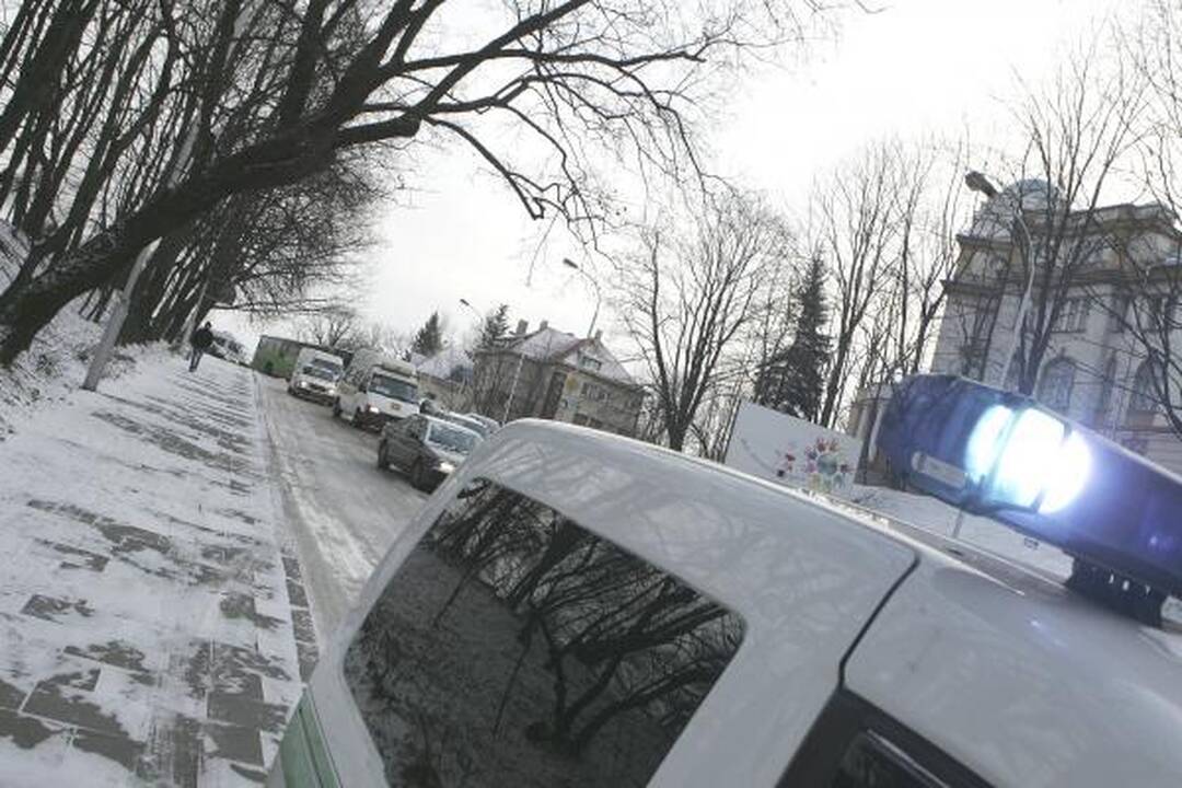 Žiema Kaune: rytą vairuotojus pasitiko snieguotos įkalnės (papildyta)