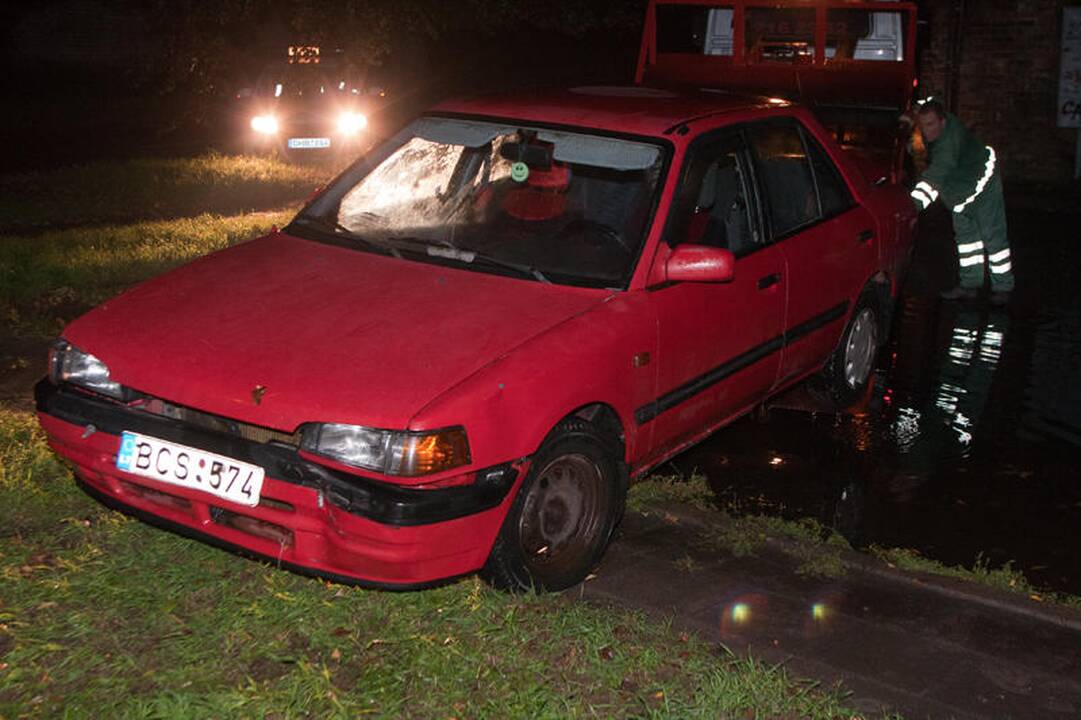 Girti kelių „ereliai“ Vilniuje daužė šviesoforus