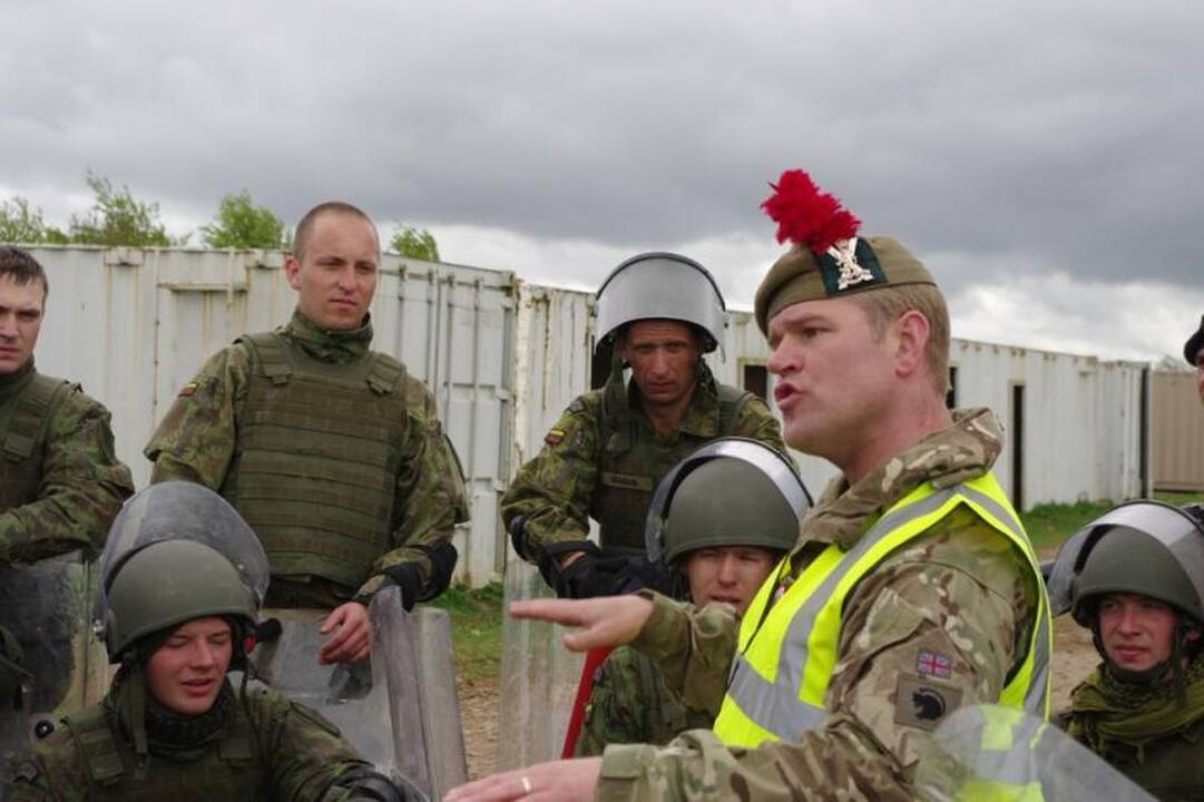 Lietuvos kariai treniruojasi britų suregtose pratybose 