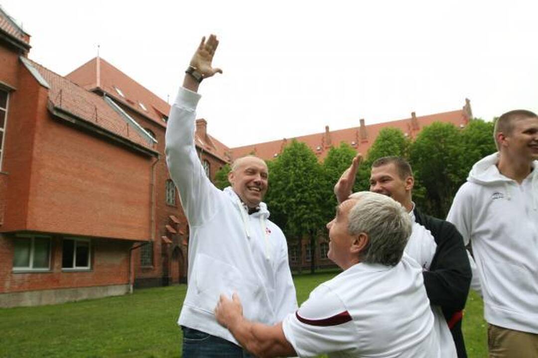 „Lietuvos ryto“ pergales primins ąžuolų parkas