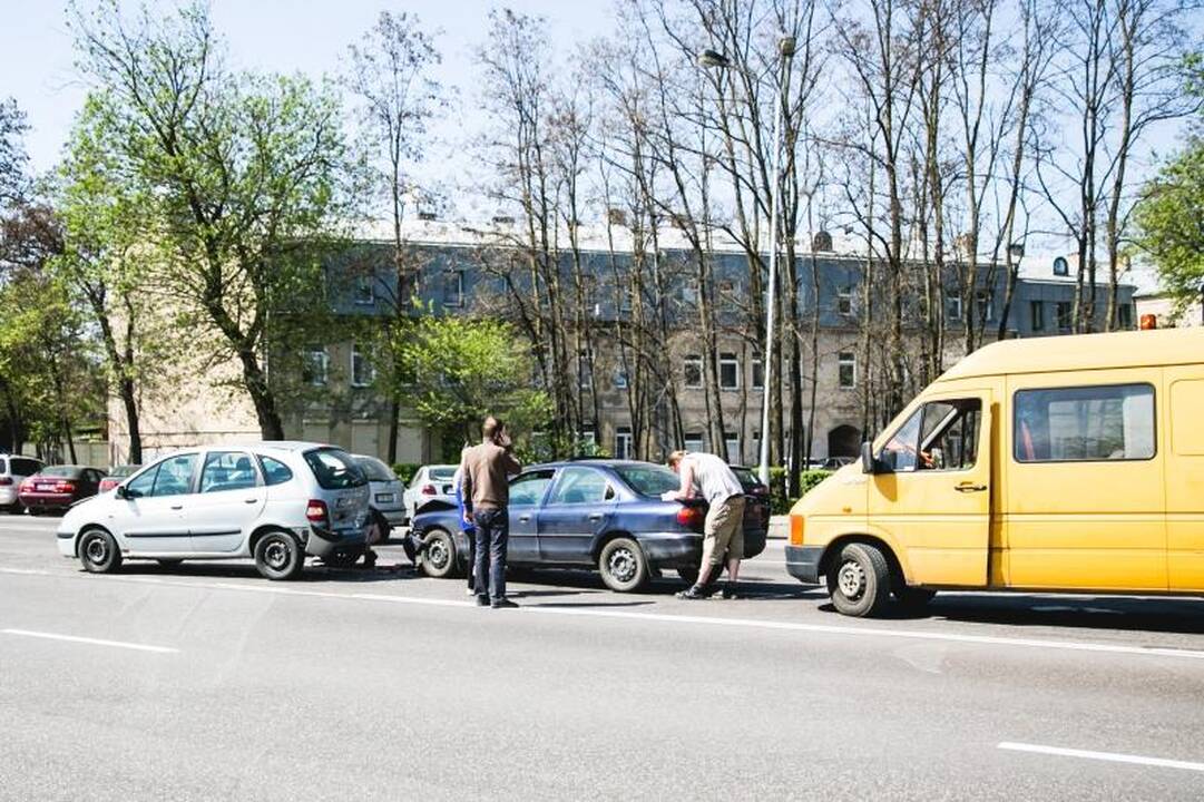 Karaliaus Mindaugo prospekte dėl duobės susidūrė trys automobiliai 