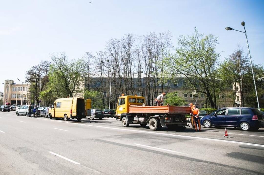 Karaliaus Mindaugo prospekte dėl duobės susidūrė trys automobiliai 