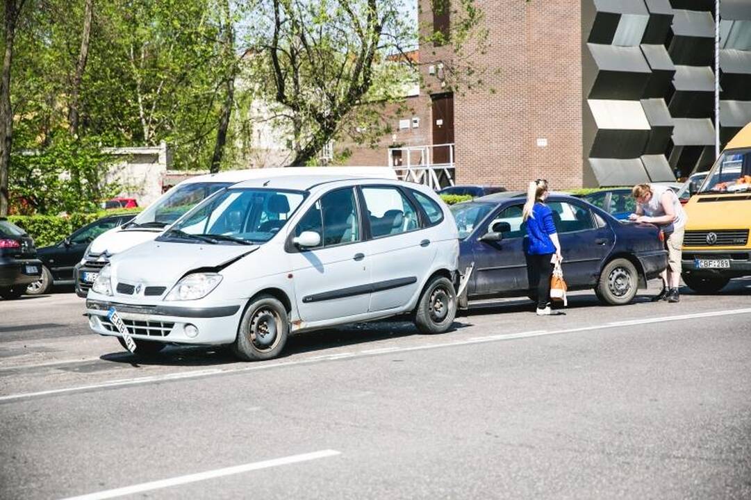 Karaliaus Mindaugo prospekte dėl duobės susidūrė trys automobiliai 