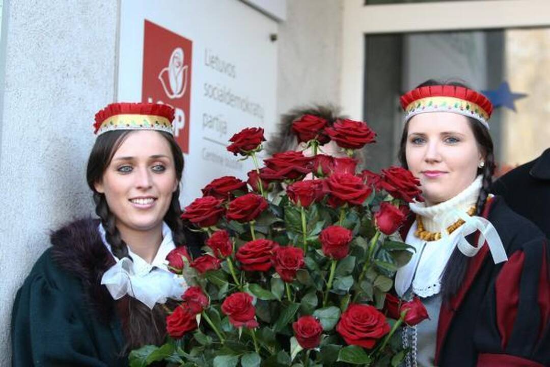 Vilniuje atidengta paminklinė lenta A.M.Brazauskui 