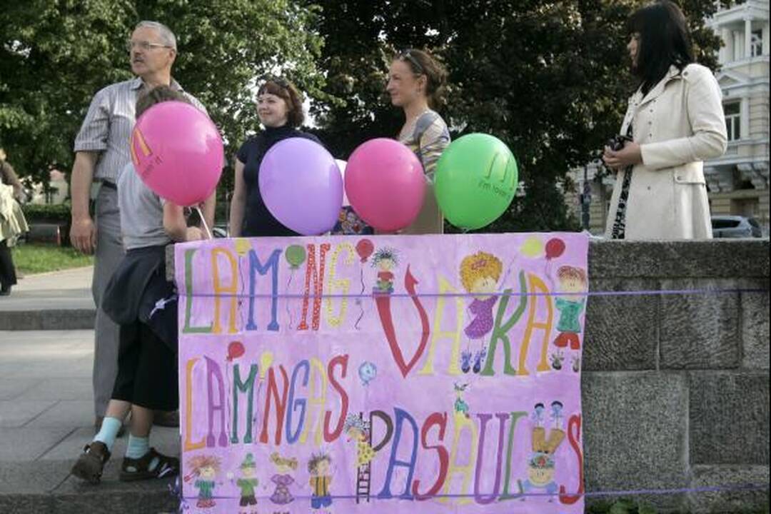 Tarptautinė vaikų gynimo diena – su violetiniu atspalviu