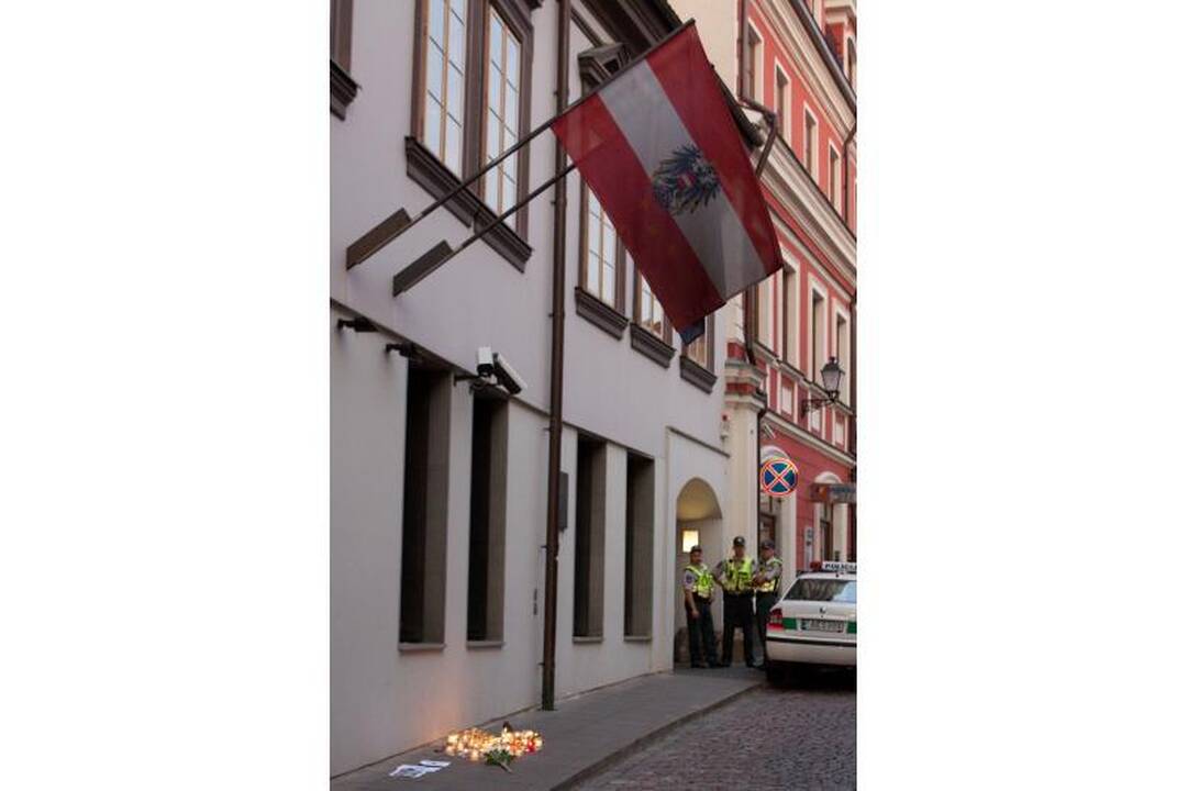Prie Austrijos ambasados žmonės uždegė žvakutes 