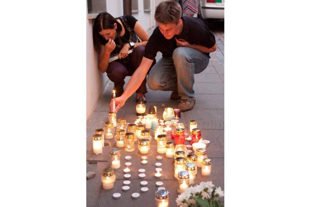 Prie Austrijos ambasados žmonės uždegė žvakutes 