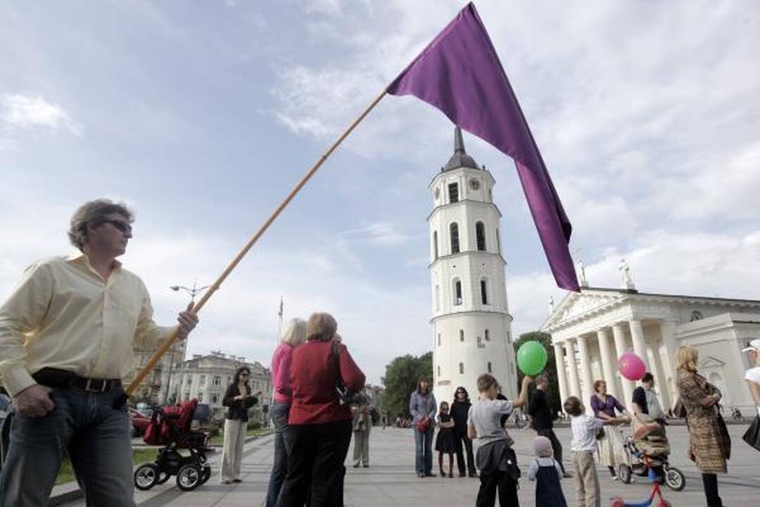 Tarptautinė vaikų gynimo diena – su violetiniu atspalviu