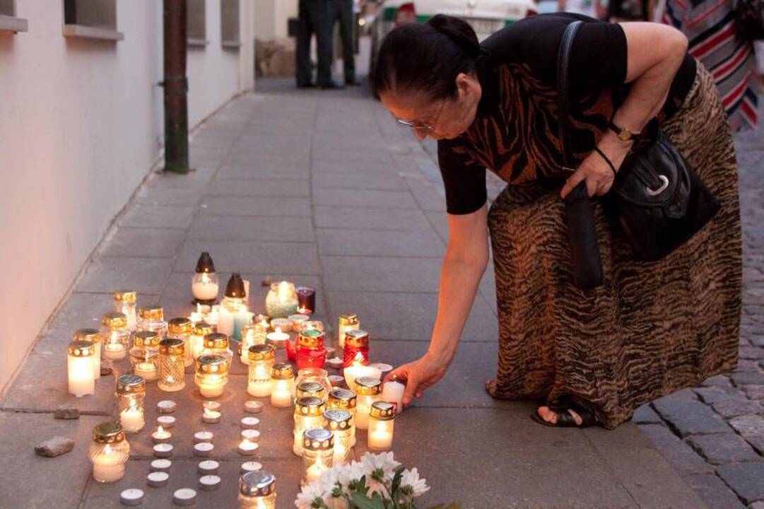 Prie Austrijos ambasados žmonės uždegė žvakutes 