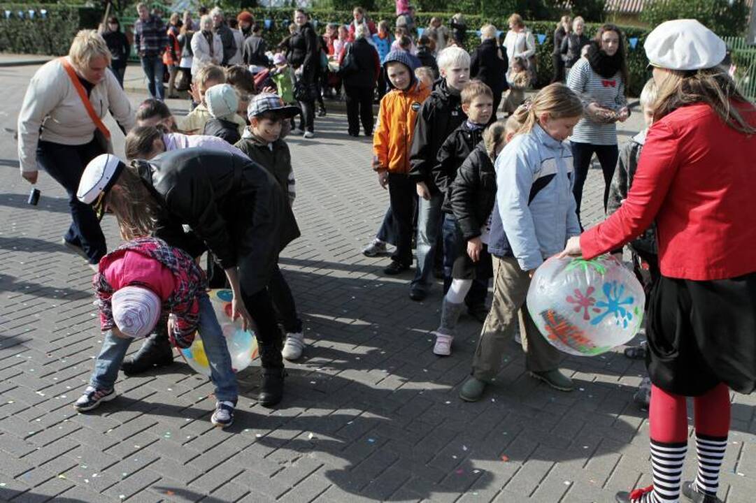Saulėtą rudens dieną Melnragėje pramogavo šeimos