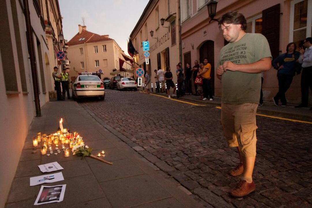 Prie Austrijos ambasados žmonės uždegė žvakutes 