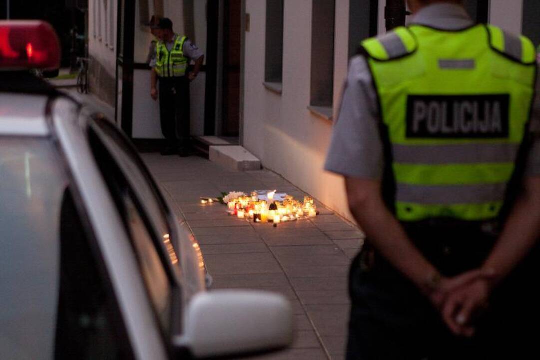 Prie Austrijos ambasados žmonės uždegė žvakutes 