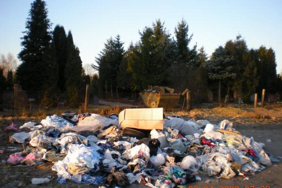 „Kauno švaros“ konteineriai lūžta nuo šiukšlių
