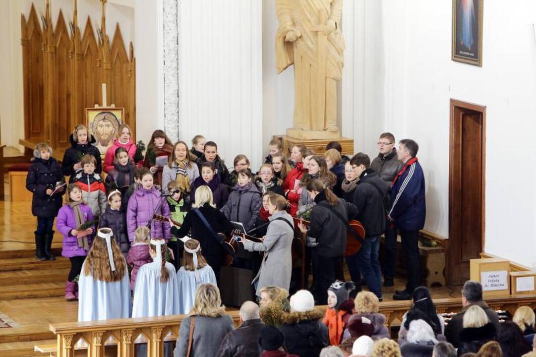 Jaunimo mišiose mažieji klaipėdiečiai raginti netramdyti gerų emocijų