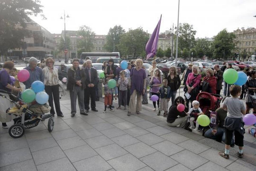 Tarptautinė vaikų gynimo diena – su violetiniu atspalviu