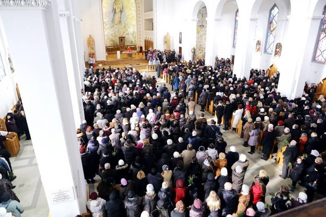 Jaunimo mišiose mažieji klaipėdiečiai raginti netramdyti gerų emocijų