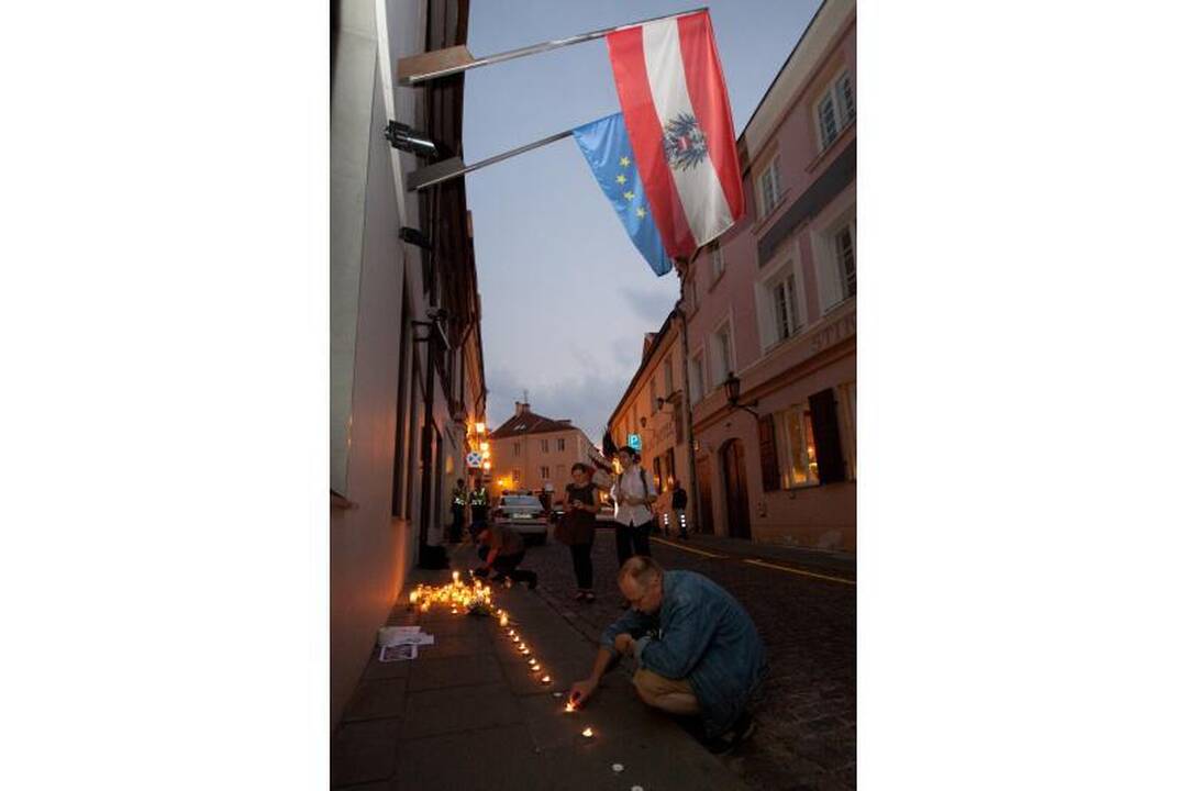 Prie Austrijos ambasados žmonės uždegė žvakutes 