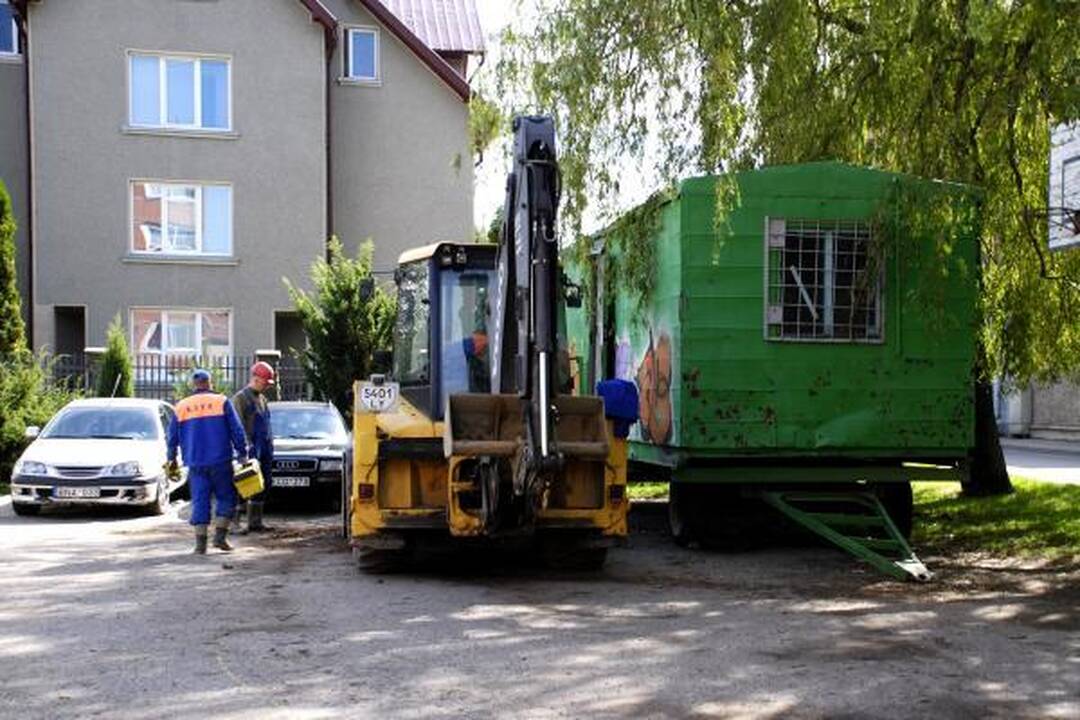 Statybininkai užėmė krepšinio aikštelę