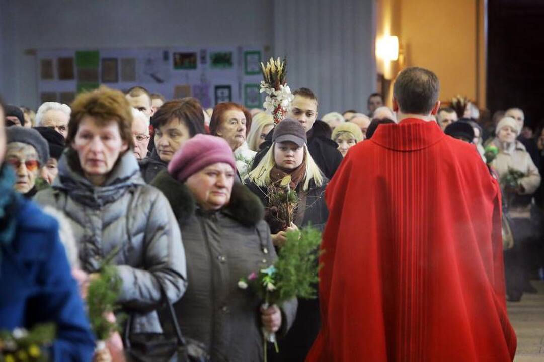 Jaunimo mišiose mažieji klaipėdiečiai raginti netramdyti gerų emocijų