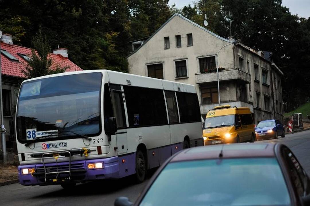 Parodos kalnu          vėl rieda autobusai 