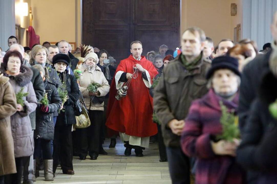 Jaunimo mišiose mažieji klaipėdiečiai raginti netramdyti gerų emocijų