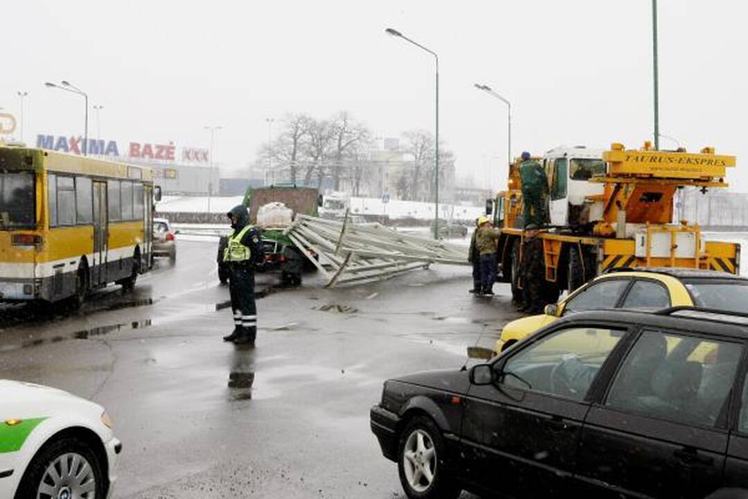 Klaipėdoje sunkvežimis „pametė“ krovinį