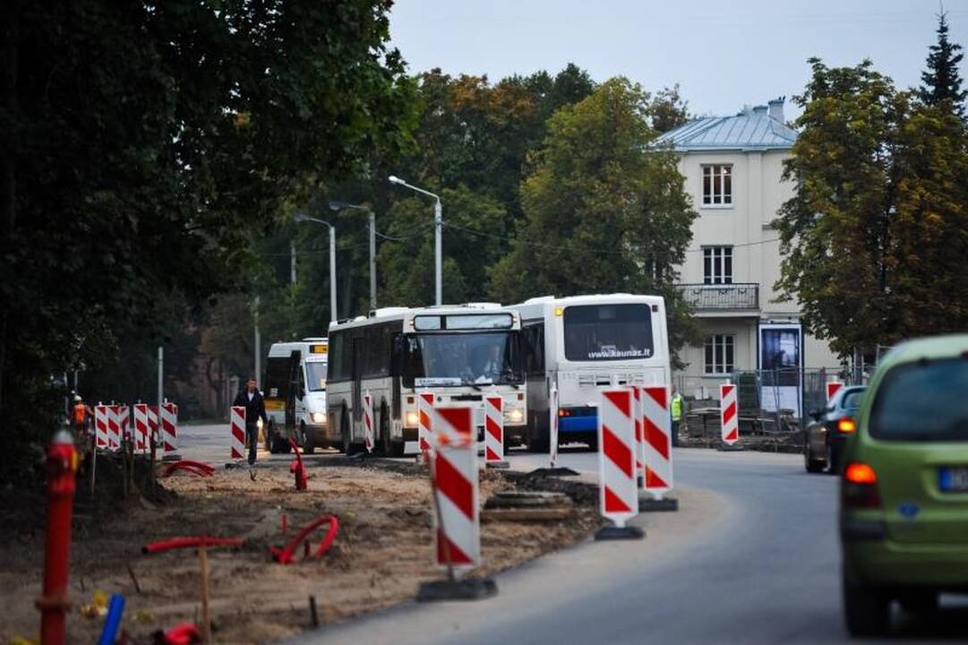 Parodos kalnu          vėl rieda autobusai 