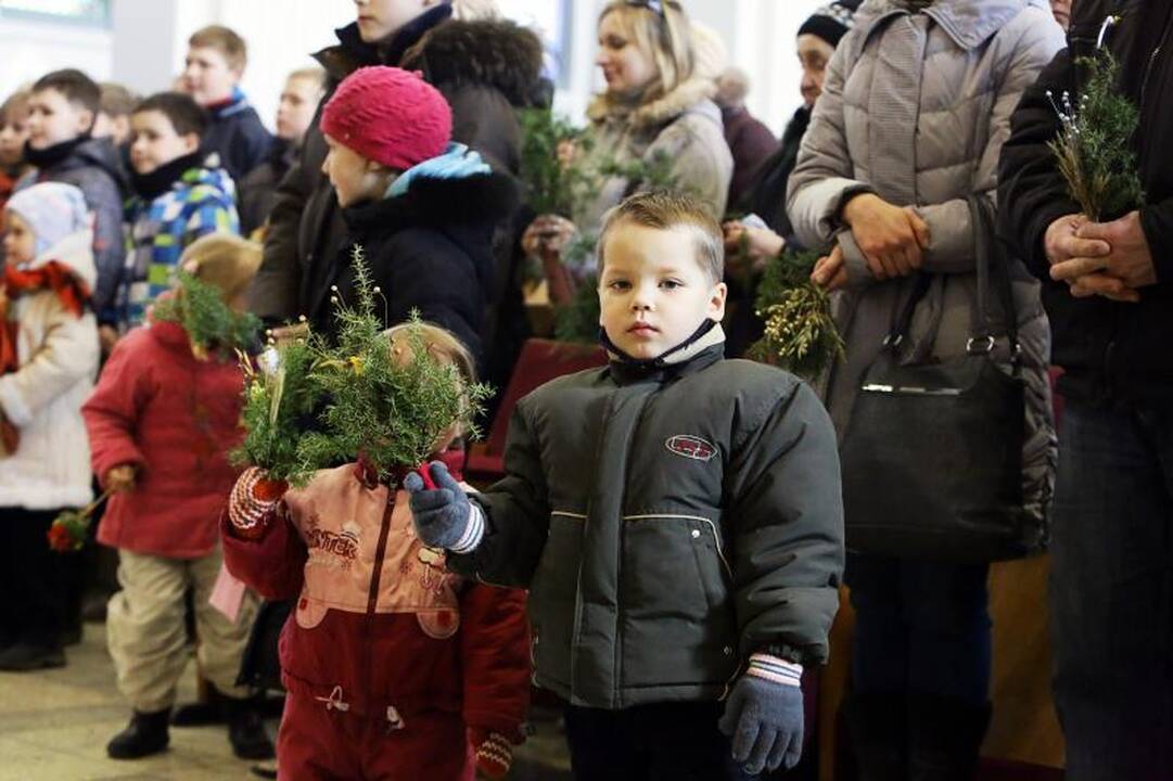 Jaunimo mišiose mažieji klaipėdiečiai raginti netramdyti gerų emocijų