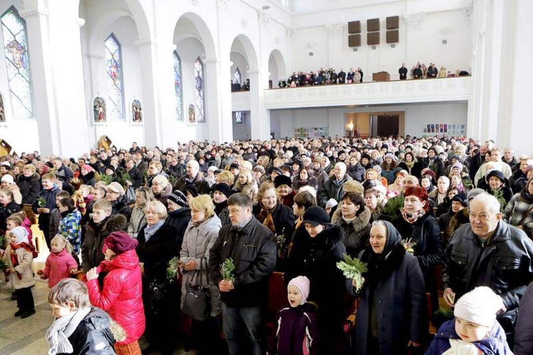 Jaunimo mišiose mažieji klaipėdiečiai raginti netramdyti gerų emocijų