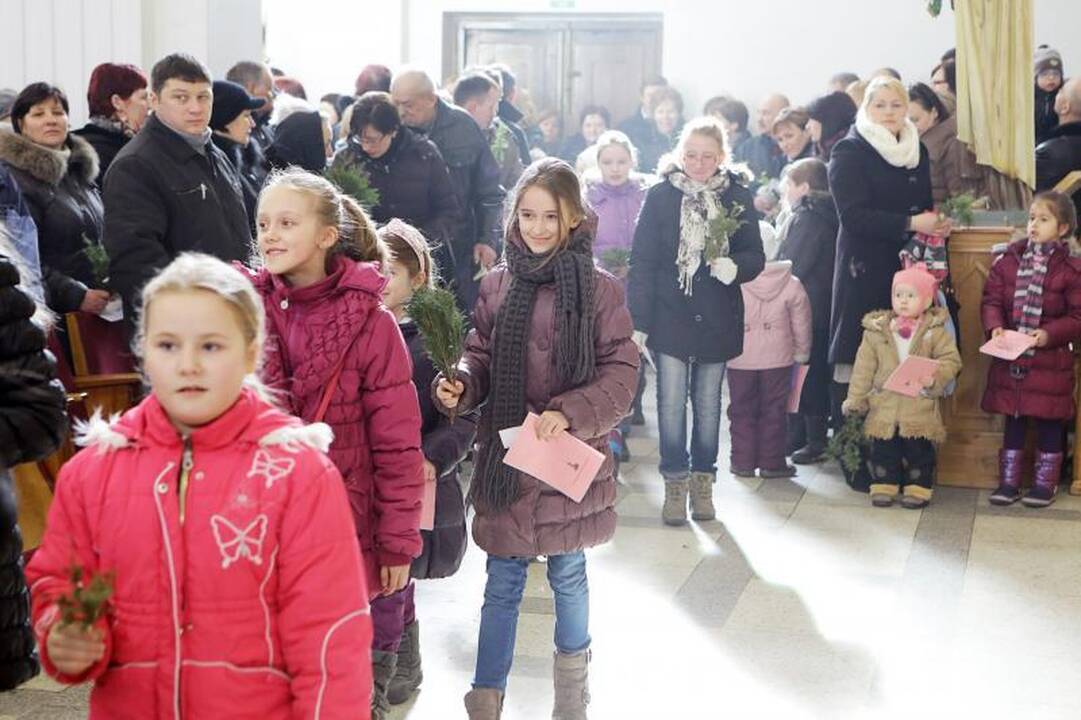 Jaunimo mišiose mažieji klaipėdiečiai raginti netramdyti gerų emocijų