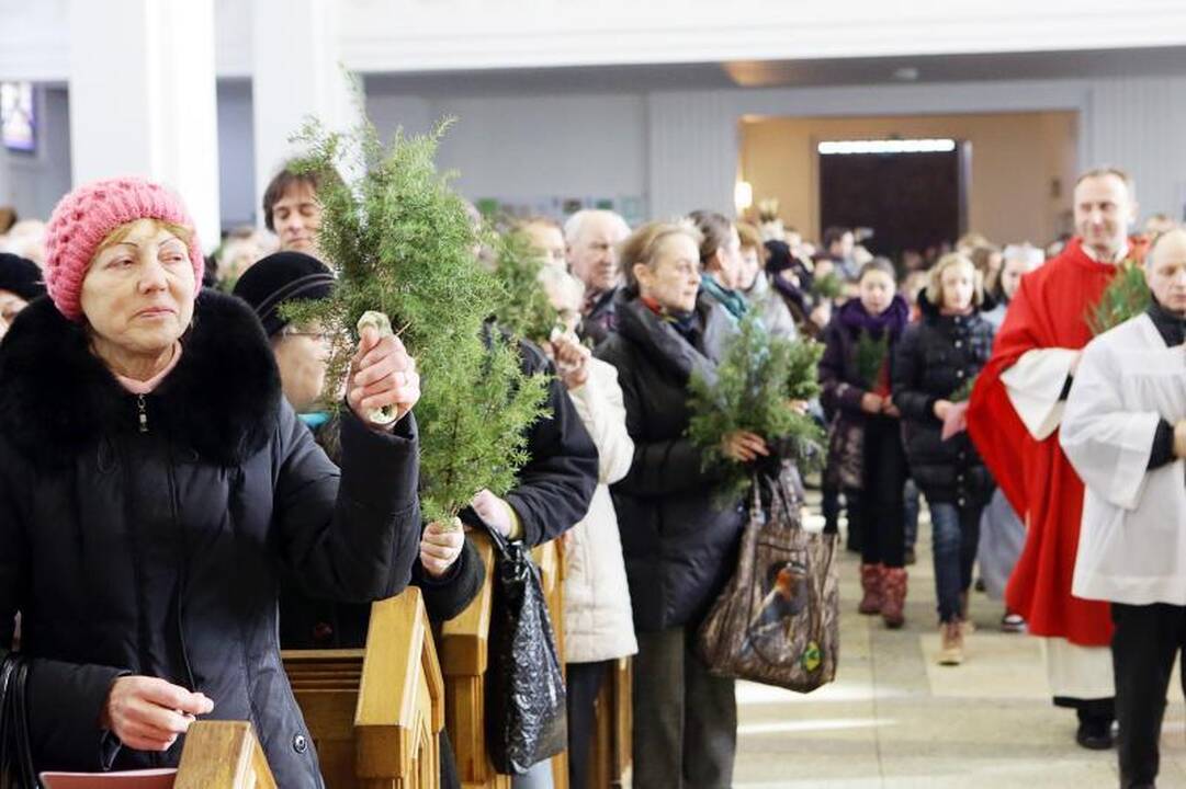 Jaunimo mišiose mažieji klaipėdiečiai raginti netramdyti gerų emocijų