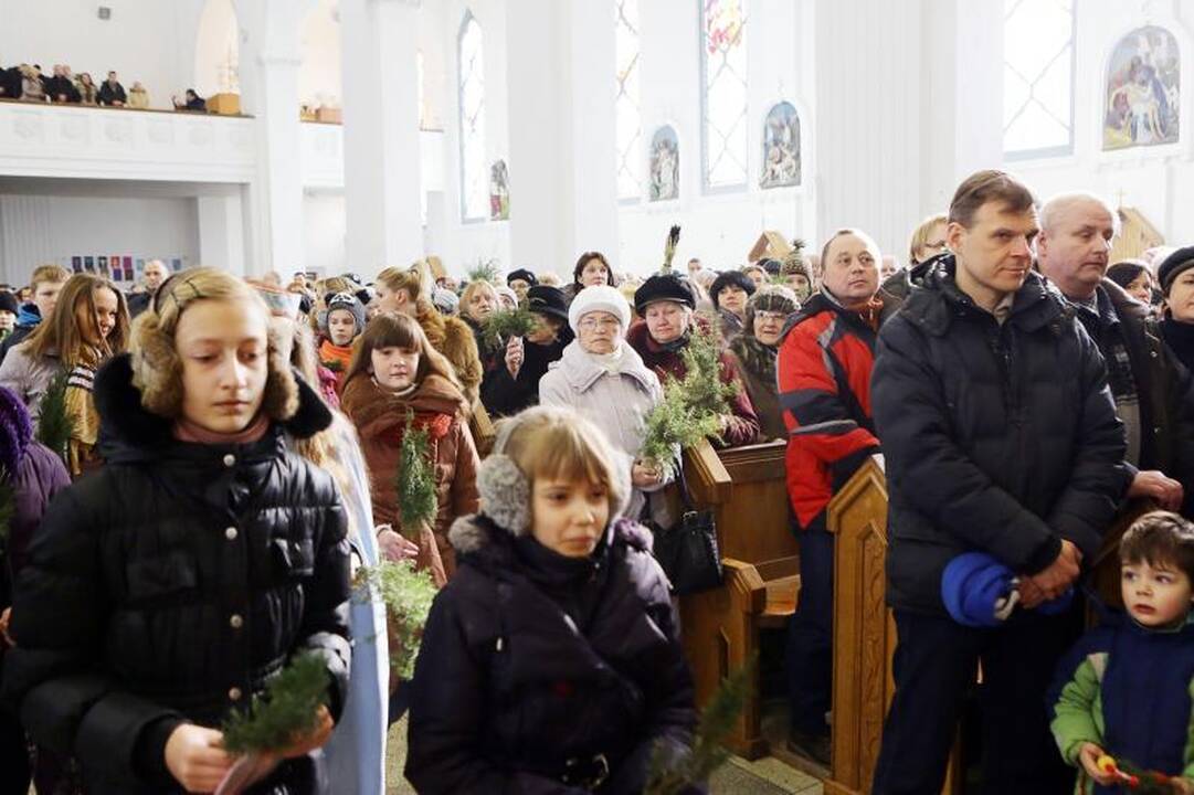 Jaunimo mišiose mažieji klaipėdiečiai raginti netramdyti gerų emocijų