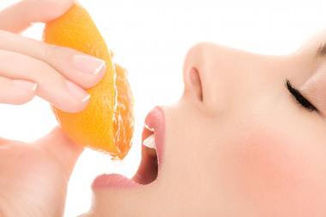 Dantų balinimas: muilas, druska, soda gali patamsinti dantų emalį