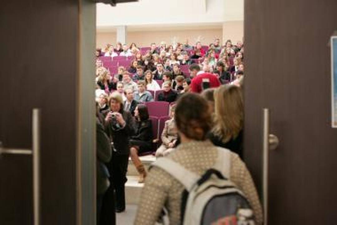 Tyrimas: paskaitų metu studentai studijuoja "keliais aukštais"