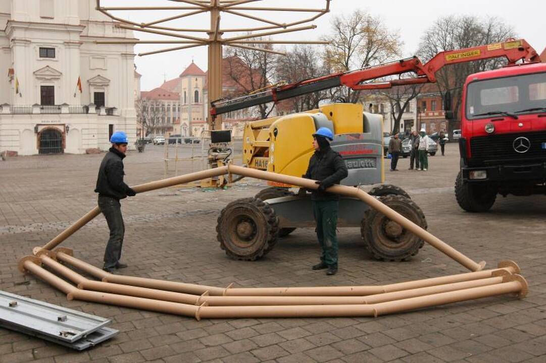 Rotušės aikštėje Hanzos medį pakeis Kalėdų eglė